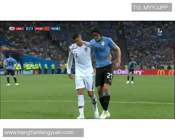 足球明星华丽登场瞬间展现魅力与风采的精彩时刻