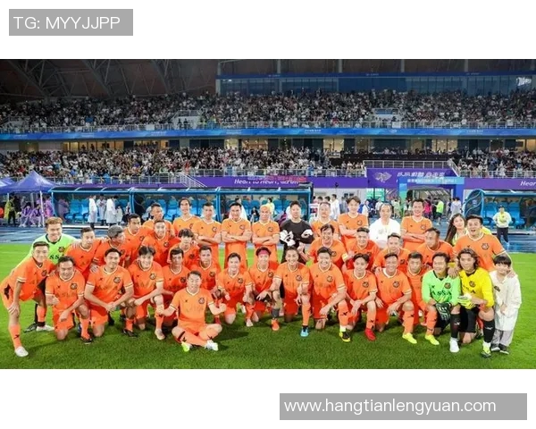 足球明星们的日常生活揭秘:训练场上的友谊与场外趣事分享 足球明星们的日常生活揭秘:训练场上的友谊与场外趣事分享