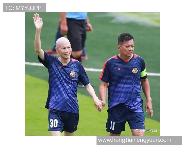 足球明星独特手势动作拍照瞬间展现魅力与个性之美 足球明星独特手势动作拍照瞬间展现魅力与个性之美